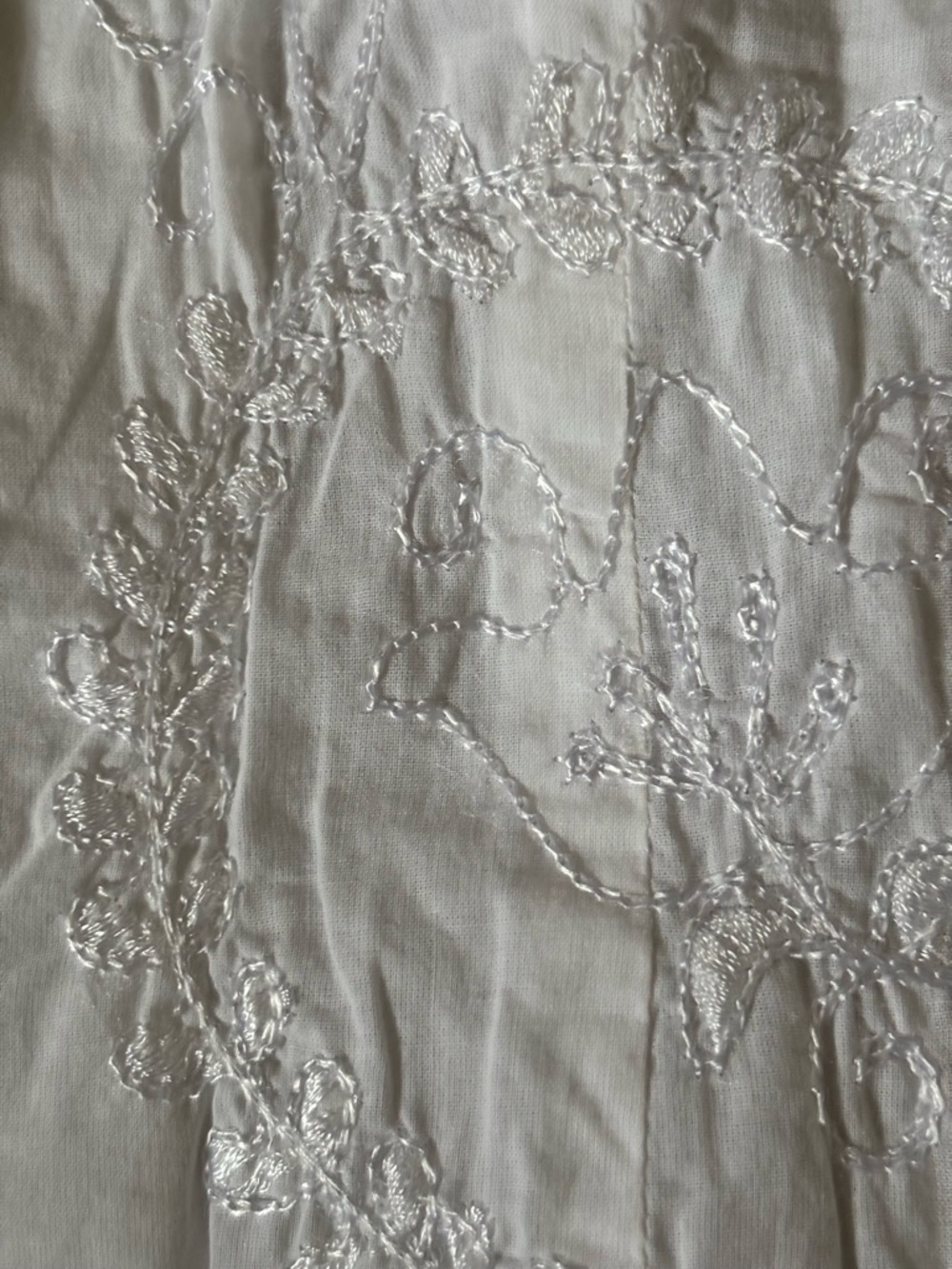 B. Moss White Sleeveless Embroidered Button-Up Blouse - Picture 2 of 11